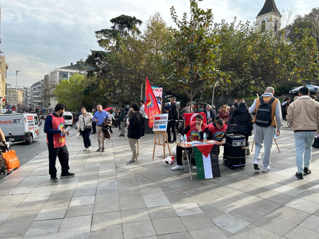 İGD Stanttan Sesleniyor: Gençlik Geleceğini İstiyor! 3 6 12 25 stant 3